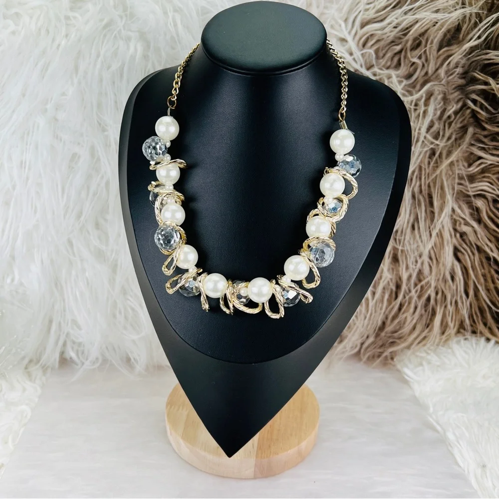 Pretty Silvertone goldtone, lightweight faux pearl, clear bling 16” necklace